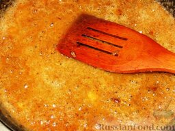 Печень в сырном соусе: На сковороде разогреть сливочное масло и обжарить на нем муку.
