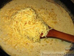 Печень в сырном соусе: Добавить тертый сыр и помешать до растворения сыра.