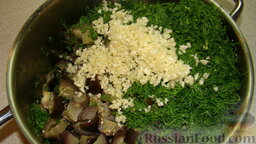 Баклажаны как грибы: Измельчить укроп, чеснок и смешать с баклажанами и растительным маслом.