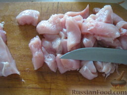 Домашняя шаурма: Как приготовить домашнюю шаурму:    Куриное филе омыть, порезать на кусочки. Посолить и поперчить.