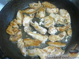 Домашняя шаурма: Разогреть сковороду, налить растительное масло. Выложить курицу в горячее масло. Обжарить, помешивая до готовности, около 20 минут на среднем огне.