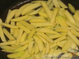 Домашняя шаурма: Очистить и помыть картофель, нарезать соломкой (как на картофель фри). Разогреть сковороду, налить растительное масло. Выложить подготовленный картофель. Жарить, помешивая, до готовности на среднем огне около 15 минут. Посолить и перемешать.