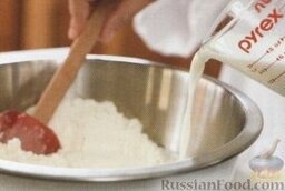 Печенье-булочки из песочного теста: 4. Пересыпать крошкообразную массу в большую миску, ввести молоко и лопаткой замесить однородное тесто.