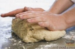 Печенье-булочки из песочного теста: 5. Выложить тесто на присыпанную мукой рабочую поверхность и руками обмять тесто в течение около 30 секунд.