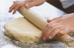 Печенье-булочки из песочного теста: 6. Раскатать тесто в пласт толщиной 2,5 см.