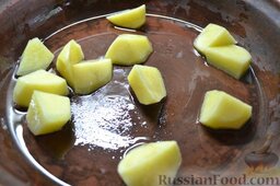 Жаркое из дроздов: Обжариваем картофель.