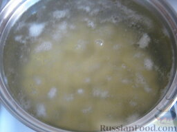 Рассольник  с пшеном: В кипящую воду (бульон) выложить картофель и пшено. Варить около 20 минут.
