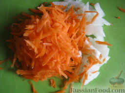Рассольник  с пшеном: Тем временем очистить и помыть морковь и репчатый лук.