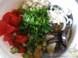 Салат из баклажанов и брынзы: Все ингредиенты сложить в миску.