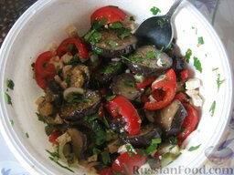 Салат из баклажанов и брынзы: Посолить по вкусу, заправить салат из баклажанов с помидорами и брынзой оливковым маслом. Перемешать.