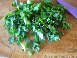 Салат из баклажанов и брынзы: Зелень помыть и мелко нарезать.