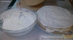Торт "Медовик": Выложить первый корж на блюдо, смазать 4 ст. л. (с горкой) крема. Следующие коржи смазываем 3 ст. л. (с горкой) крема, коржи не придавливать. Верхний корж смазать обильно кремом. Смазать края торта кремом.   Поставить в холодильник на 2 часа.
