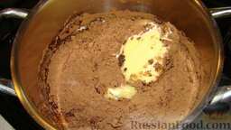 Торт "Медовик": В сотейник выложить масло, сахар, сметану, порошок какао. На маленьком огне мешать, пока сахар не растворится.