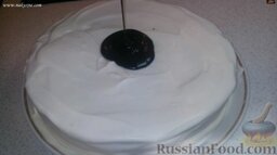 Торт "Медовик": Теплой глазурью полить торт. Отправить торт 
