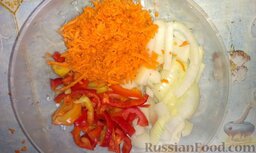 Лечо: В это время я нарезаю овощи. Морковку натираю на средней терке, лук режу ломтиками, так же, как и сладкий перец. Вы можете резать овощи так, как Вам угодно.