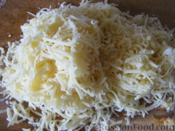 Мясные тефтели с сыром: Натереть на терке сыр.