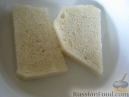 Мясные тефтели с сыром: Размочить в воде или молоке кусочек белого хлеба.