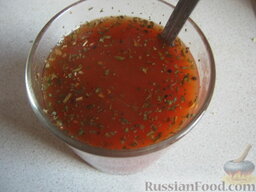 Мясные тефтели с сыром: Сделать соус. Развести в воде томат-пасту, посолить и поперчить по вкусу, добавить сушеный базилик.