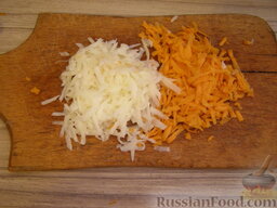 Тортилья с морковью: Картофель и морковь очистить и натереть на терке.
