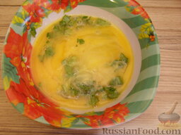 Тортилья с морковью: Половину зелени добавить во взбитые яйца.