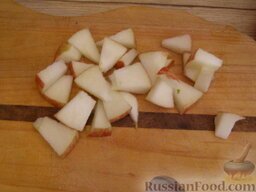 Бутерброды с жареными яблоками: Как приготовить бутерброды с яблоками:    Ябоко вымыть, разрезать на 4 части, очистить от семян. Затем нарезать мелко.