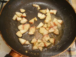 Бутерброды с жареными яблоками: На сковороде разогреть половину сливочного масла. На среднем огне обжарить, помешивая, яблоки до мягкости. Добавить сахар и корицу, перемешать, обжаривать до растворения сахара (2 минуты).