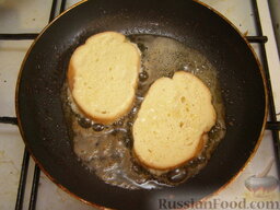 Бутерброды с жареными яблоками: Разогреть вторую половину сливочного масла. Выложить хлеб и обжаривать его до румяной   корочки (5-7 минут).