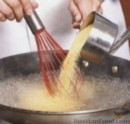 Полента с баклажанами в сковороде: В кипящую воду всыпать поленту, помешивая.