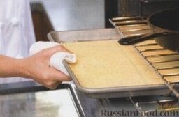 Кукурузный хлеб: Как приготовить кукурузный хлеб:    1. Решетку расположить в духовке на среднюю позицию, а саму духовку включить для предварительного разогрева до 225 градусов. Сковороду (со съемной или жароустойчивой ручкой) диаметром 25 см поставить на решетку, нагревать в течение 10 минут.   Кукурузную муку насыпать на противень и поставить в духовку на один уровень ниже решетки со сковородой, жарить около 5 минут.