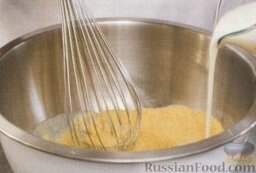 Кукурузный хлеб: 2. Аккуратно пересыпать муку в большую миску, добавить пахту (кислое молоко), отставить в сторону.