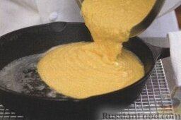 Кукурузный хлеб: 5. Перелить тесто в горячую сковороду и поставить в разогретую духовку. Выпекать кукурузный хлеб около 12-16 минут, до золотисто-коричневого цвета.