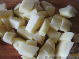 Сырный суп по-французски: Тем временем очистить, помыть и нарезать картофель.