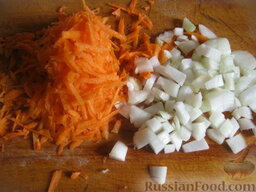 Сырный суп по-французски: Очистить и помыть лук репчатый и морковь. Морковь натереть на терке, а лук нарезать кубиками.