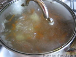 Сырный суп по-французски: Мясо вынуть. В бульон добавить  картофель, половину лука и моркови. Варить 15 минут.
