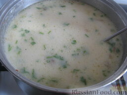 Сырный суп по-французски: Выложить зажарку (лук и морковь) в суп. Дать покипеть 5 минут. Затем добавить куриные крылышки и тертый плавленый сыр. Мешать до растворения сыра, 1-2 минуты. Выключить огонь. Дать супу постоять 20 минут под крышкой. Перед подачей сырный суп с курицей посыпать зеленью.