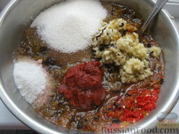 Аджика из слив: Соединить молотые сливы, перец и чеснок. Добавить сахар, томатную пасту и соль.