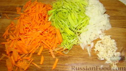 Соус к котлетам: Измельчить чеснок. Нарезать лук мелким кубиком. Нарезать соломкой лук-порей. Нарезать соломкой морковь.