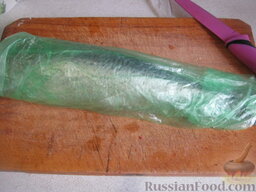 Скумбрия соленая по-домашнему: Завернуть рыбку в пластиковый пакет и оставить в холодильнике солиться на сутки.