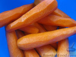 Яблочная аджика: Морковь почистить и помыть.