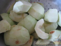 Яблочная аджика: Яблоки помыть, очистить от кожуры и сердцевины.