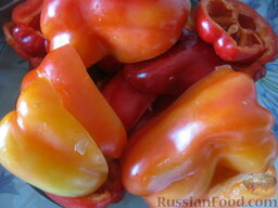 Яблочная аджика: Перец сладкий болгарский помыть и очистить от плодоножки и семян.