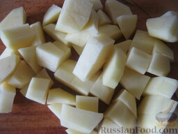 Сырный суп с грибами: Как приготовить сырный суп с грибами:    Поставить кипятиться 2 л воды. Очистить, помыть и нарезать кубиками картофель.