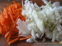 Сырный суп с грибами: Очистить и помыть репчатый лук и морковь. Морковь нарезать тонкой соломкой. Лук нарезать кубиками.