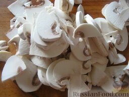Сырный суп с грибами: Помыть и нарезать пластинками шампиньоны.