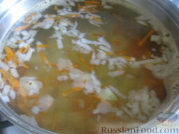 Сырный суп с грибами: В кипящую воду добавить картофель, морковь и половину нарезанного лука.