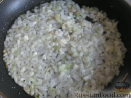 Сырный суп с грибами: Разогреть сковороду, налить растительное масло. В разогретое масло выложить лук, тушить на среднем огне 3-4 минут, помешивая.