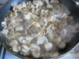 Сырный суп с грибами: Добавить грибы, тушить все вместе 5-7 минут, помешивая.