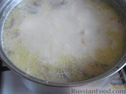 Сырный суп с грибами: Выложить к овощам грибную зажарку и плавленые сырки. Варить, помешивая, пока не растают сырки. Посолить и поперчить по вкусу. Снять с огня. Оставить сырный суп с грибами под крышкой на 10 минут.