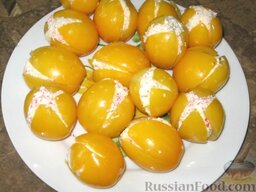 Закуска из помидоров "Желтые тюльпаны": В каждый помидор вложить подготовленную начинку.