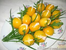 Закуска из помидоров "Желтые тюльпаны": Уложить фаршированные помидоры на блюдо. Украсить закуску из помидоров листьями салатов, рукколы, перьями зеленого лука, придав вид букета.  Закуска из помидоров 